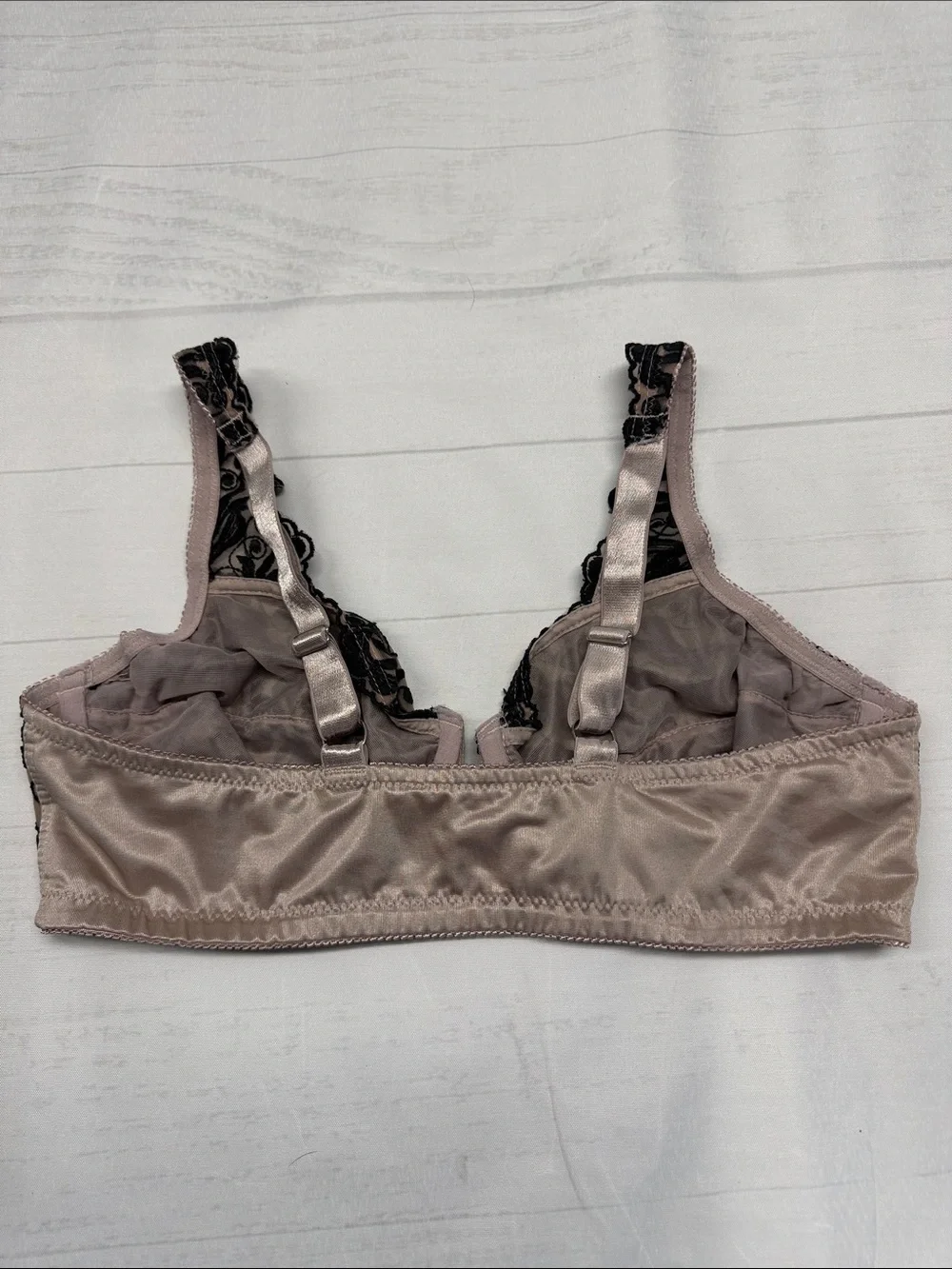 Amoureuse Neutral Taupe Black Intricate Scroll Lace Front Close Underwire Bra